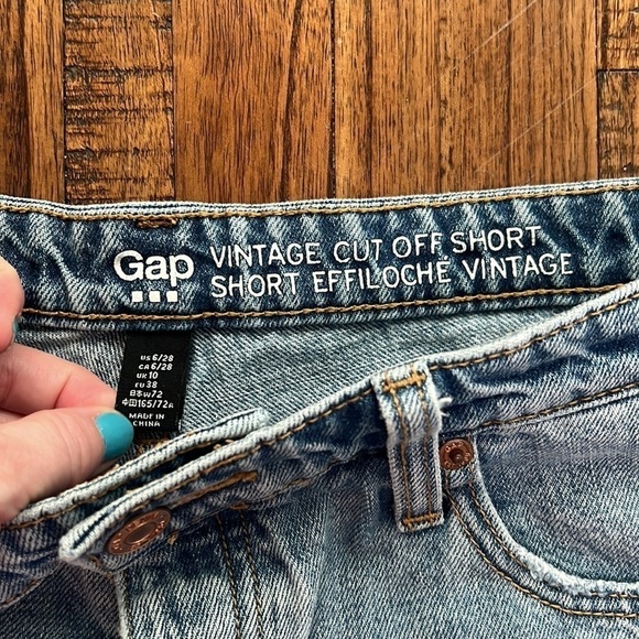 VTG Gap Shorts Roll cuff Button fly Size 6 light wash size 6 - Picture 3 of 10